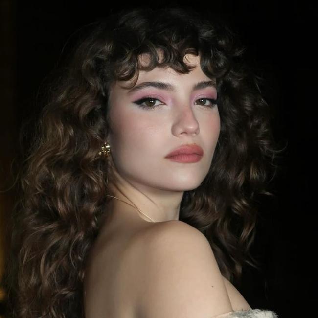 Gabriela andrada con corte de pelo rizado con franja de micrófono